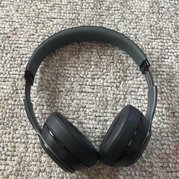 Beats by Dr. Dre Solo 2 Headphones - Picture 3 of 11